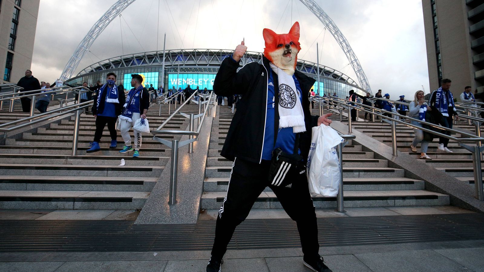 
                <strong>"Foxes"-Fan auf dem Weg ins Wembley-Stadion</strong><br>
                Dieser Leicester-Fan machte sich mit einer Fuchs-Maske auf ins Londoner Wembley-Stadion, um seine "Foxes" siegen zu sehen - und er sollte nicht enttäuscht werden. 
              