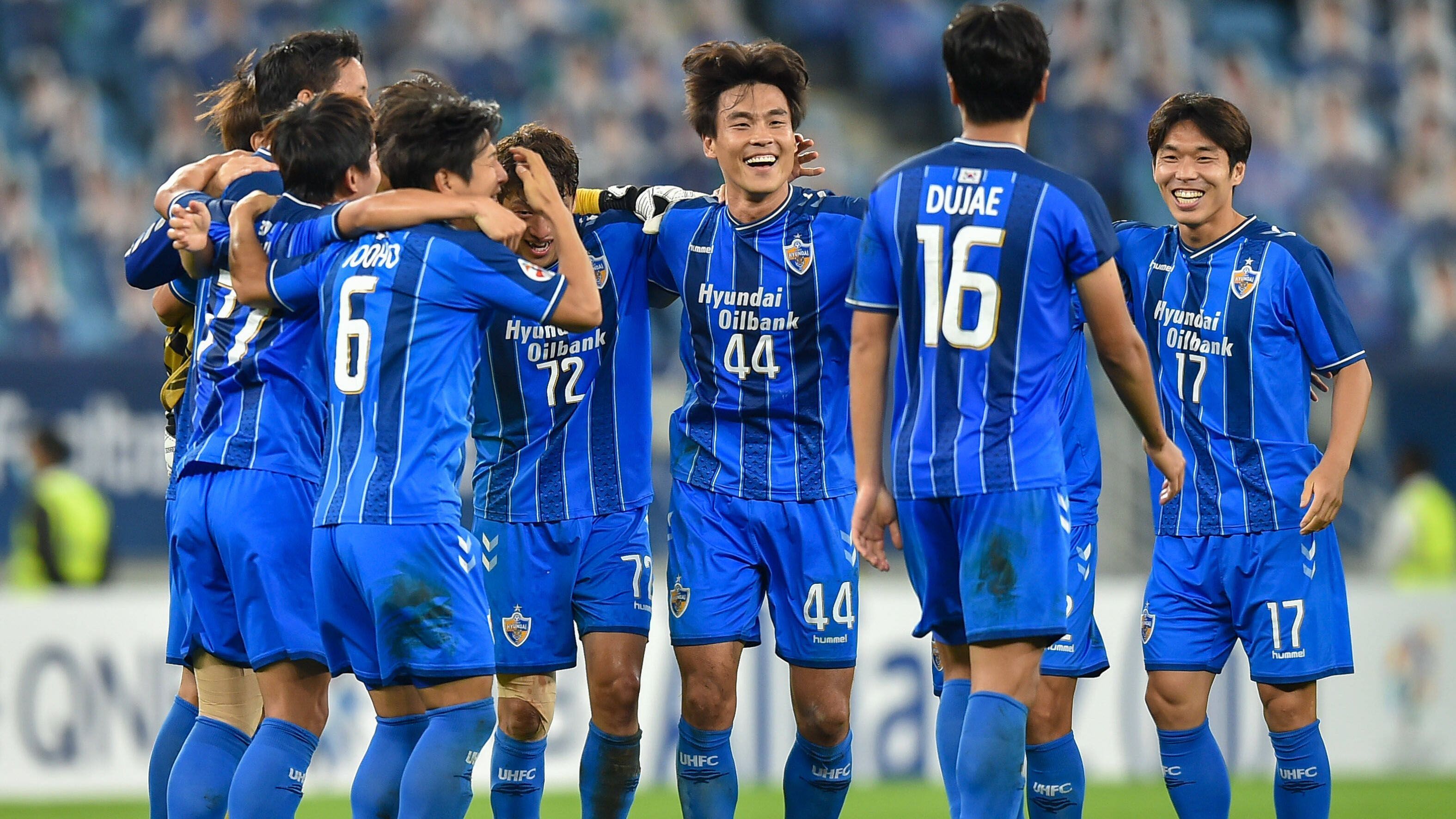 
                <strong>Ulsan Hyundai (Champions-League-Sieger Asiens)</strong><br>
                Ähnlich wie in allen anderen Wettbewerben war auch die Austragung der Asien-Champions-League lange unterbrochen. Erst im Dezember fand das Finale statt, in dem sich der südkoreanische Klub Ulsan Hyundai durchsetzen konnte. Im Endspiel besiegte Ulsan Persepolis Teheran aus dem Iran mit 2:1. Es war der zweite Titel der Vereinsgeschichte. 
              