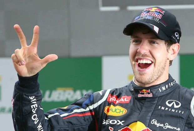 
                <strong>Der dritte Streich</strong><br>
                Im letzten Rennen der Saison 2012 sichert sich Sebastian Vettel in Sao Paulo seinen dritten WM-Titel in Folge
              