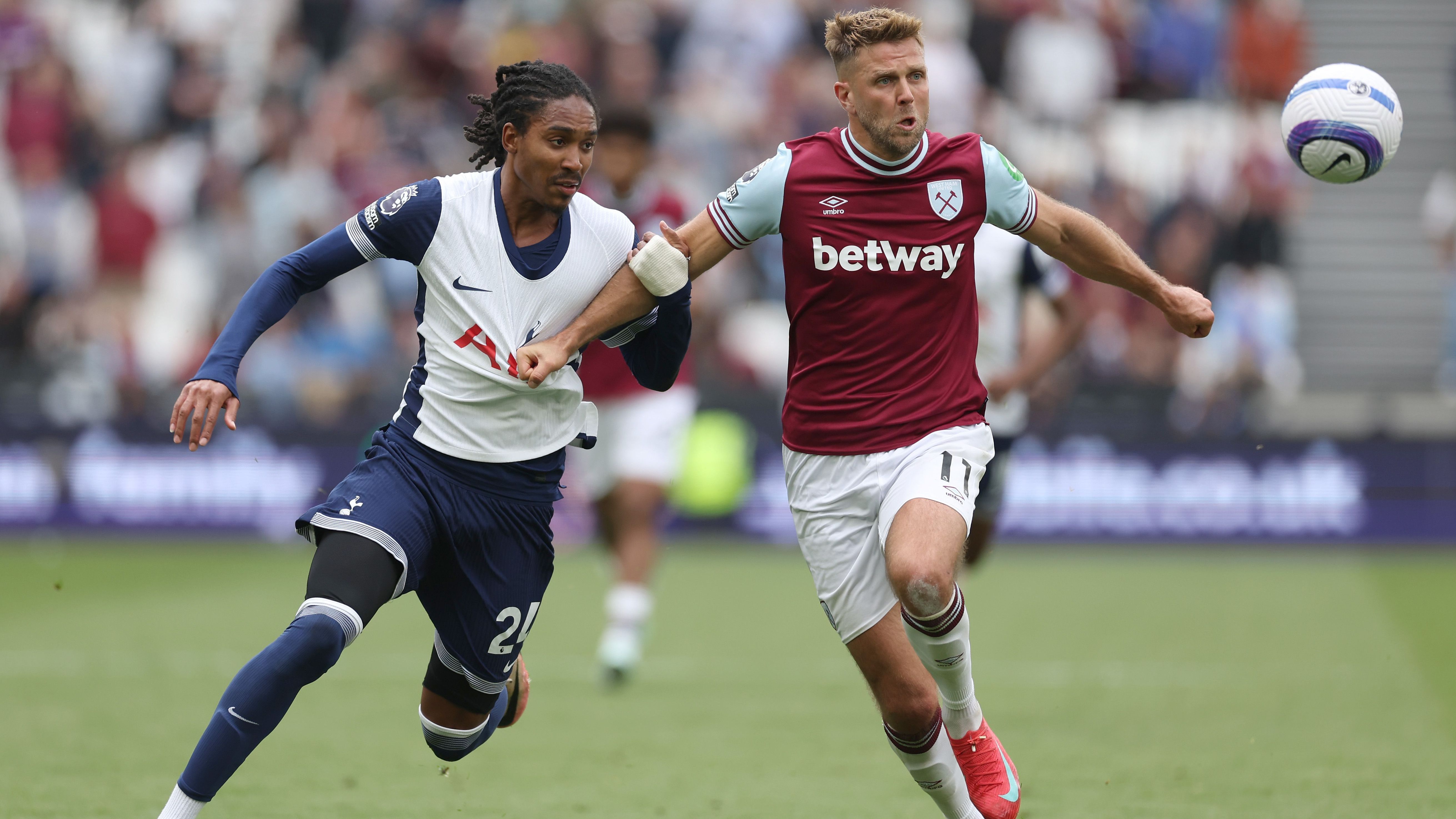 <strong>Niclas Füllkrug (West Ham United)</strong><br>Nationalspieler Niclas Füllkrug soll laut "Gazzetta dello Sport" im Visier von Juventus Turin sein. Der italienische Topklub erwägt dem Bericht nach eine Leihe des 32-Jährigen, der in seinem ersten Jahr bei West Ham United mit Verletzungen zu kämpfen hatte und daher in der Premier League nur auf 877 Einsatzminuten kam (drei Tore). Füllkrugs Vertrag bei den Londonern läuft noch bis 2028.