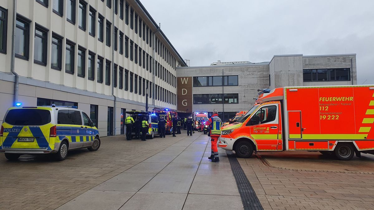 Polizeiautos und Krankenwagen sind an einer Schule im Einsatz. In Wuppertal sind an einer Schule mehrere Schüler verletzt worden.