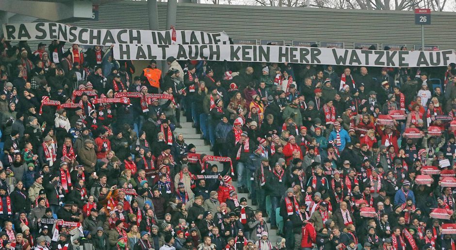 
                <strong>Leipzig reagiert auf die BVB-Plakate</strong><br>
                Auch BVB-Boss Hans-Joachim Watzke bekam "sein Fett weg". Er stand wegen kritischer Äußerungen gegen den Brause-Klub besonders in der Kritik.
              