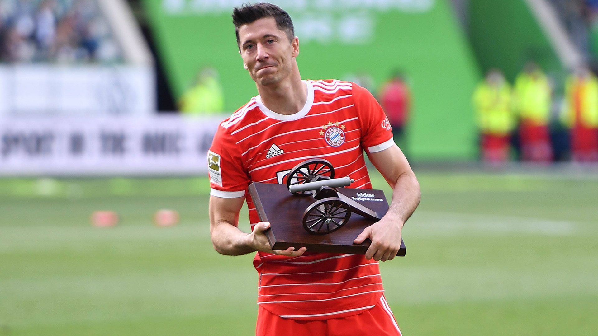 
                <strong>Bundesliga: Robert Lewandowski (FC Bayern München)</strong><br>
                Platz 1: Robert Lewandowski, 35 Tore -Platz 2: Patrik Schick (Bayer Leverkusen), 24 Tore -Platz 3: Erling Haaland (Borussia Dortmund), 22 Tore
              