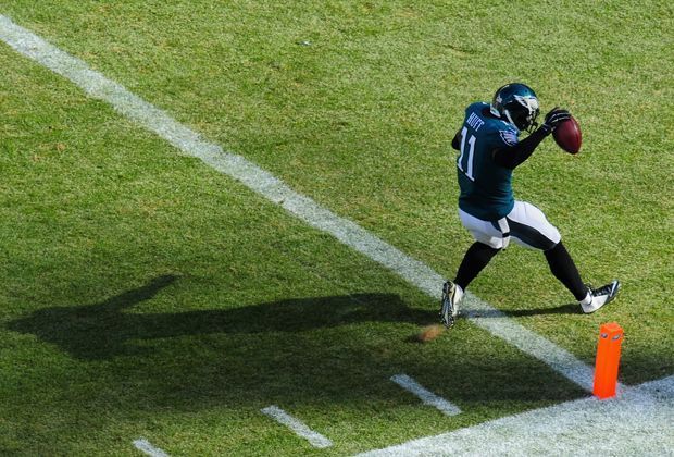 
                <strong>Philadelphia Eagles - Tennessee Titans 43:24</strong><br>
                ... und trägt den Ball in die Endzone. Nach 7 Sekunden steht es bereits 7:0 für Philly.
              