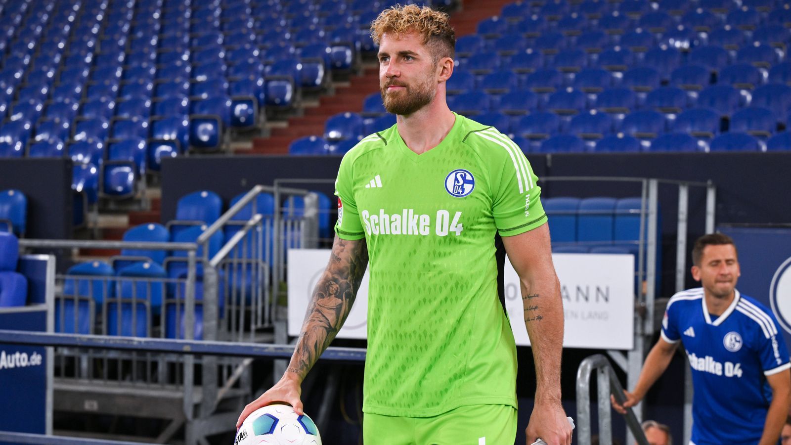 <strong>Ralf Fährmann (FC Schalke 04)</strong><br>
                Vorne hat Bundesliga-Absteiger Schalke Knipser Terodde, im Tor mit Ralf Fährmann einen langjährigen Publikums-Liebling, der sich in der Vorsaison wieder zwischen die Pfosten zurück kämpfte. Nun nimmt der 34-Jährige, der unter anderem die Erfahrung von 230 Bundesliga-Einsätzen mitbringt, mit den Königsblauen einen weiteren Anlauf in der 2. Bundesliga.&nbsp;
