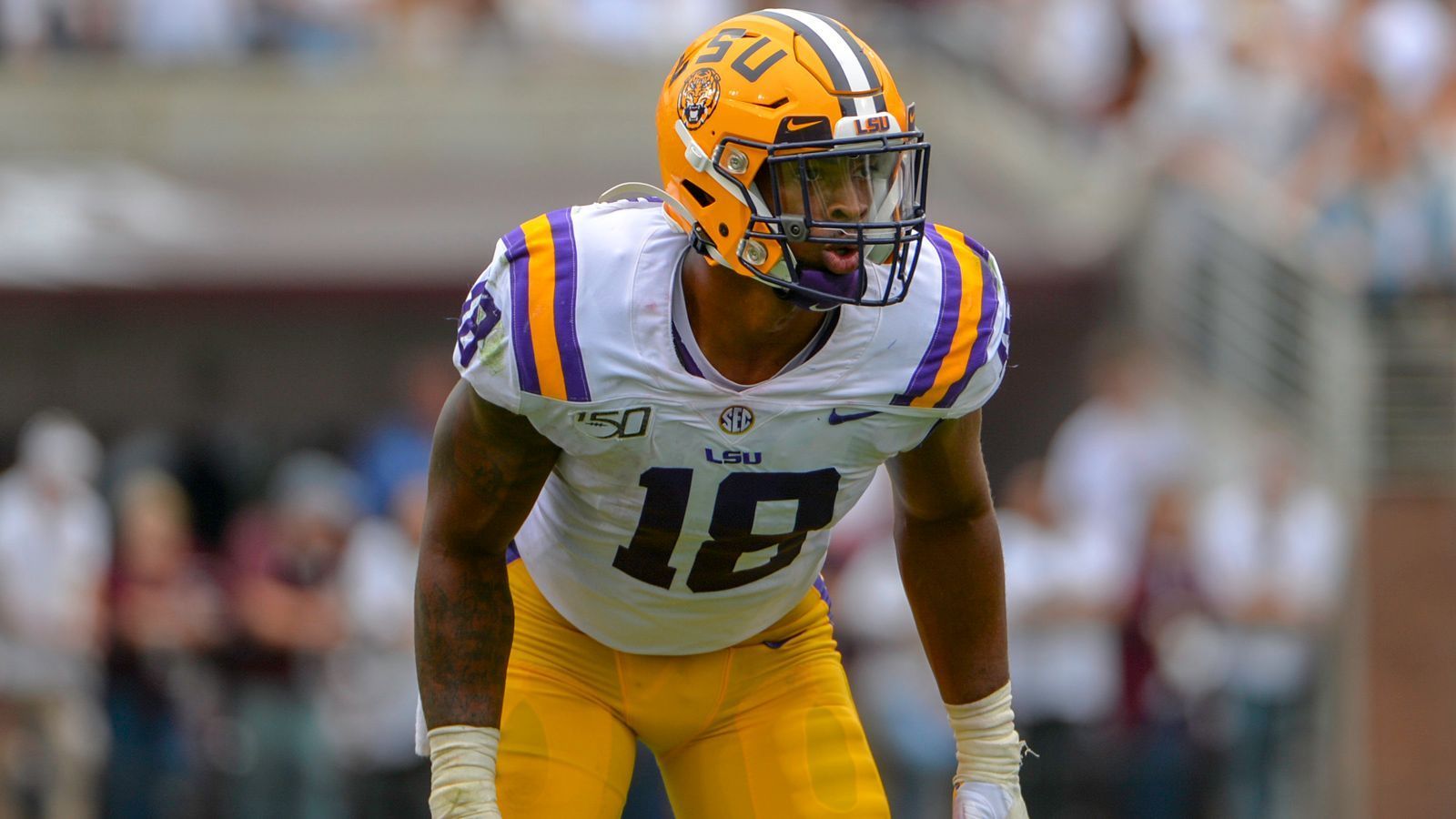 
                <strong>LSU Tigers - K'Lavon Chaisson (Linebacker)</strong><br>
                Wir bleiben bei Defensive-Spielern, die 2020 als mögliche Erstrunden-Picks gehandelt werden. Selbiges trifft nämlich auf Linebacker K'Lavon Chaisson zu. Nachdem er die Saison 2018 aufgrund eines Kreuzbandrisses fast komplett verpasste, kam er 2019 umso stärker zurück. Seine beeindruckenden Zahlen: 52 Tackles, 4,5 Sacks, 11,5 Tackles for Loss. Der 20-Jährige gilt mit seinen 113 Kilogramm bei 1,93 Meter Körpergröße als ein hervorragender Athlet, hat schnelle Füße, ist ein guter Pass Rusher und zudem stark in der Laufverteidigung. Tragischer Hintergrund: Sein Vater Kelvin Chaisson, der ebenfalls am College Linebacker spielte, wurde im Alter von 33 Jahren erschossen. K'Lavon Chaisson besuchte damals die High School.
              