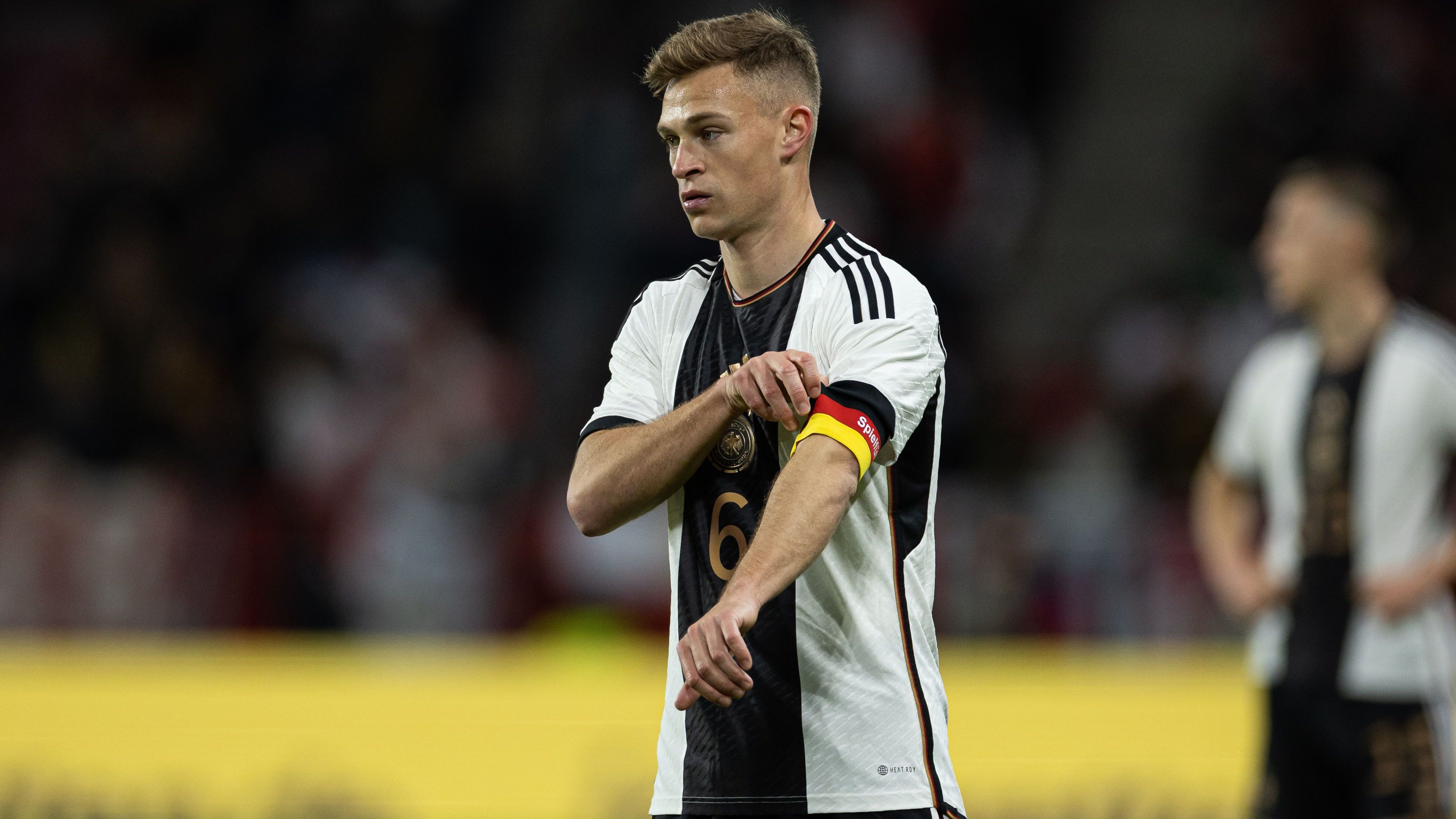 <strong>Joshua Kimmich - der neue DFB-Kapitän</strong><br>Bundestrainer Julian Nagelsmann hat sich festgelegt: Joshua Kimmich wird der neue Kapitän der deutschen Nationalmannschaft und beerbt den zuletzt zurückgetretenen Routinier Ilkay Gündogan. Bayern-Star Kimmich tritt in große Fußstapfen - <strong><em>ran</em></strong> zeigt, in welche.