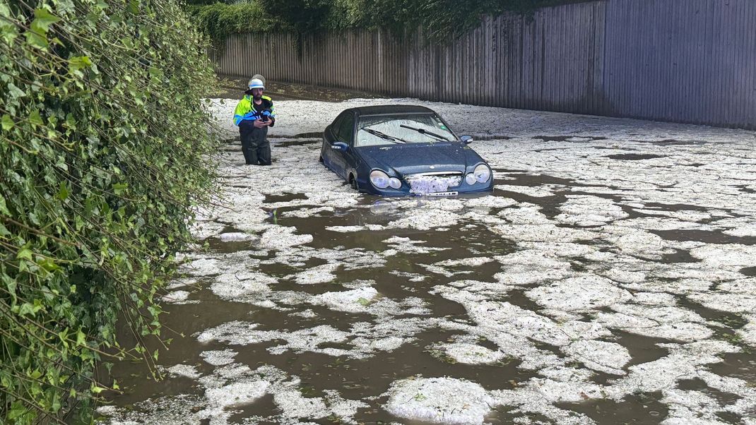 Unwetter mit Regen und Hagelkörnen machen besonders dem Süden der Bundesrepublik zu schaffen