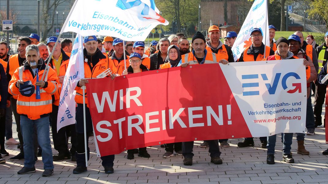 Auch nach dritter Runde im Tarifkonflikt: Keine Lösung in Sicht. EVG droht mit weiteren Streiks.