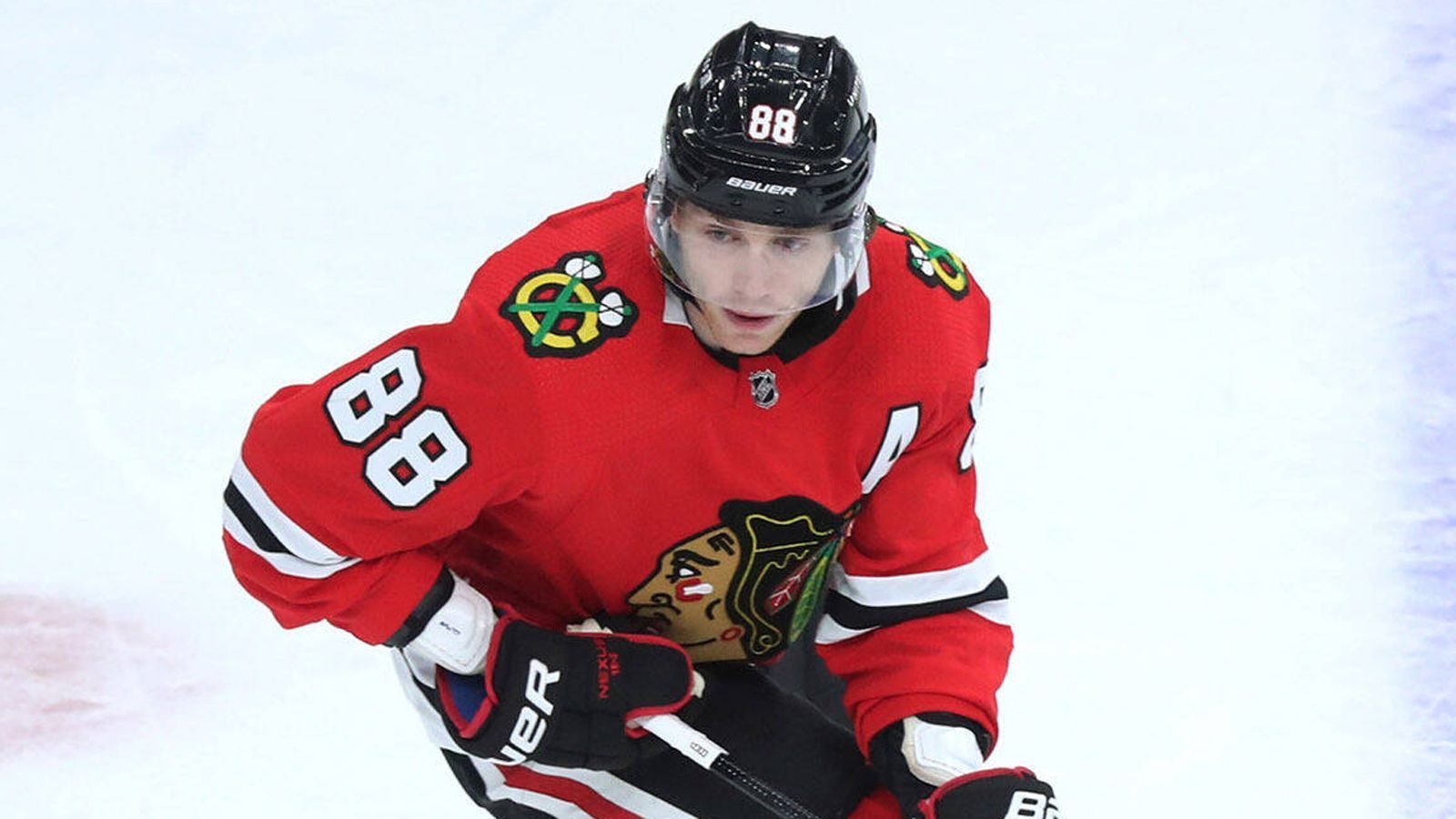 
                <strong>Patrick Kane (Chicago Blackhawks)</strong><br>
                Der Flügelstürmer steht bei den Blackhawks seit 2007 unter Vertrag, er wurde damals an erster Stelle im Draft ausgewählt. Seitdem bastelt er in der Windy City an seinem Legendenstatus. Drei Stanley Cups hat er geholt, einen Ted Lindsay Award (MVP von Spielern gewählt), eine Art Ross Trophy (höchste Punktzahl während der Saison), eine Hart Memorial Trophy (MVP von Journalisten gewählt) und eine Conn Smythe Trophy (wertvollster Spieler der Playoffs). Im Januar 2020 war er der 90. Spieler der NHL-Historie, der 1.000 Scorerpunkte erreichte. Im März 2021 ließ er sein 1.000. NHL-Spiel der Regular Season folgen.
              