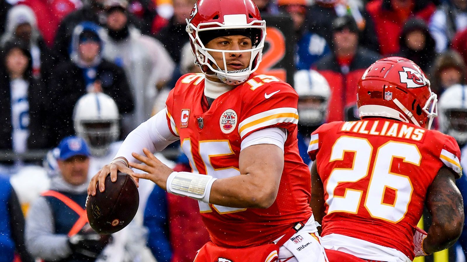 
                <strong>Platz 4: Kansas City Chiefs (13-4 - letzte Woche Platz 4)</strong><br>
                Genau wie in der vergangenen Woche landen die Chiefs auf Platz vier. Gegen die Colts hatten sie in der Divisional Round überhaupt keine Mühe, was zu großen Teilen aber am schwachen Auftritt des Gegners lag. Vor allem die Defense der Colts erwischte einen rabenschwarzen Tag. Zudem steht für Kansas City mit Pat Mahomes zwar der Quarterback-Shootingstar der Saison auf dem Rasen, im Vergleich zu den drei anderen verbliebenen Signal Callern hat er aber die wenigste Erfahrung. Das kann in den Playoffs noch zum Faktor werden.
              