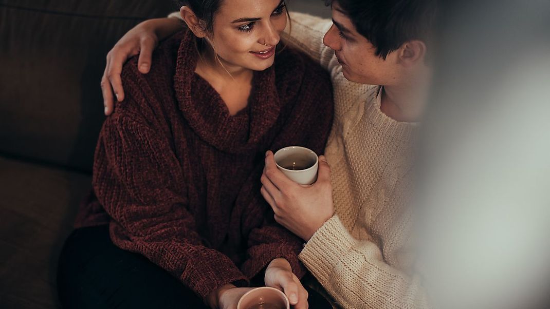 Endlich wird's kuschelig: Für welche Sternzeichen verrät unser Liebes-Horoskop für den Winter!