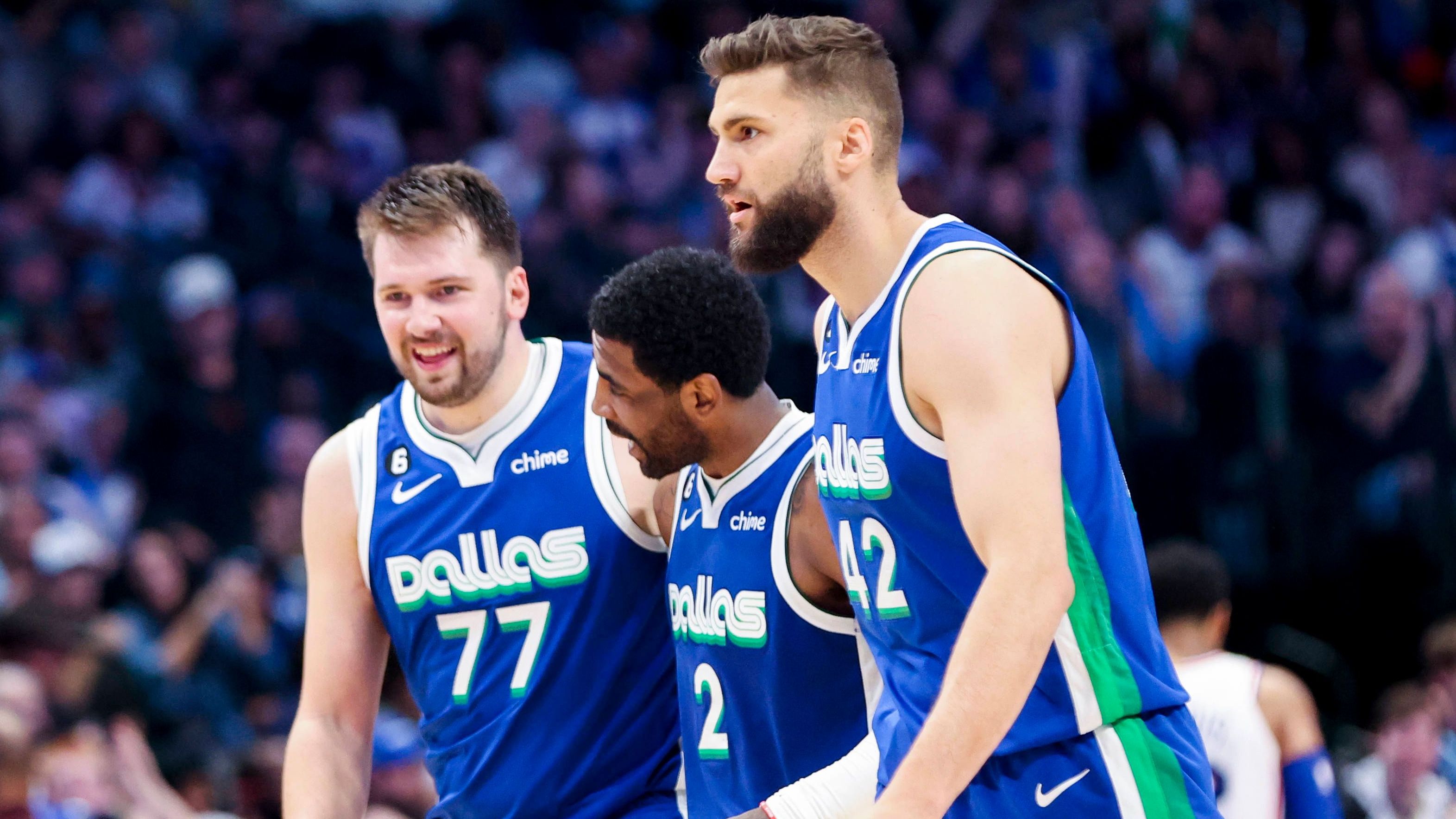 <strong>Maximilian Kleber (Dallas Mavericks)</strong><br>Maximilian Kleber (r.) ist mit den Dallas Mavricks erwartungsgemäß in die Playoffs eingezogen. Die Franchise um Stars wie Luka Doncic und Kyrie Irving erreichte in der starken Western Conference mit 50 Siegen und 32 Niederlagen Platz fünf. Als Titelkandidat gelten die Männer aus Texas gerade dank des Starduos noch immer.