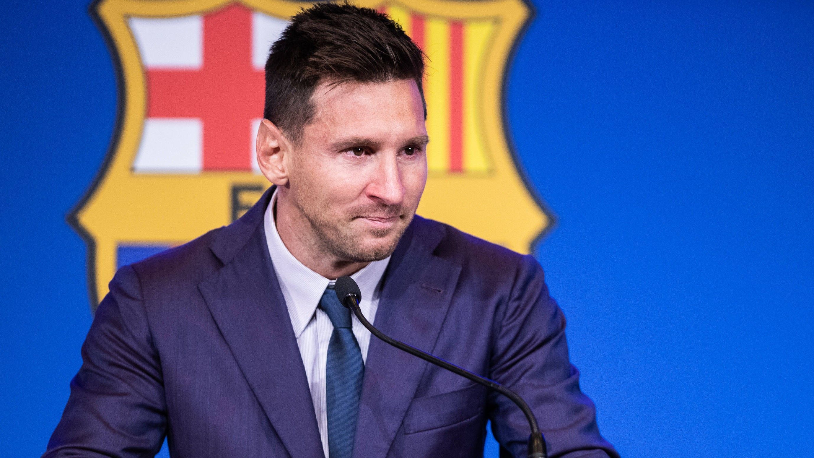 
                <strong>Ganz Barcelona weint</strong><br>
                Messi verabschiedet sich am 5. August unter Tränen von Klub, Mitspielern und Fans: "In den vergangenen Tagen habe ich viel nachgedacht, was ich eigentlich sagen kann. Die Wahrheit ist: Mir fällt einfach nichts ein", sagt er nach über 21 Jahren im Barca-Trikot. "Das ist der Klub, den ich liebe, und das ist nicht der Moment, den ich so erwartet habe."
              