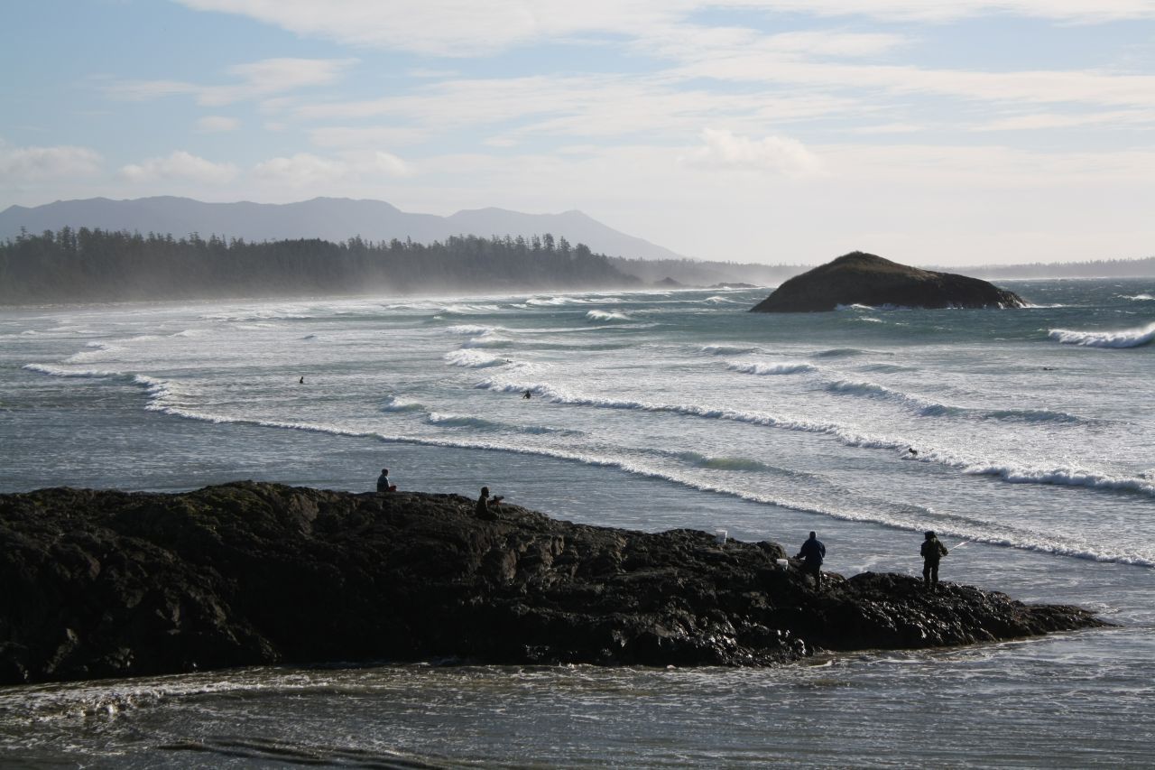 Tofino: Das Fischerdorf auf Vancouver Island ist das Surf-Mekka Kanadas. Beliebte Spots sind Chesterman Beach, Cox Bay, Long Beach, Wickaninnish Beach und Florencia Bay. Frisch ist's am Pazifik immer, daher wird das ganze Jahr über im Wetsuit gesurft. Große Wellen rollen im Winter an. Im Ort gibt's Surfshops, Restaurants, Bars - und samstags einen Handwerksmarkt (von Mai bis Oktober). Und noch etwas: Tofino dient öfter mal al