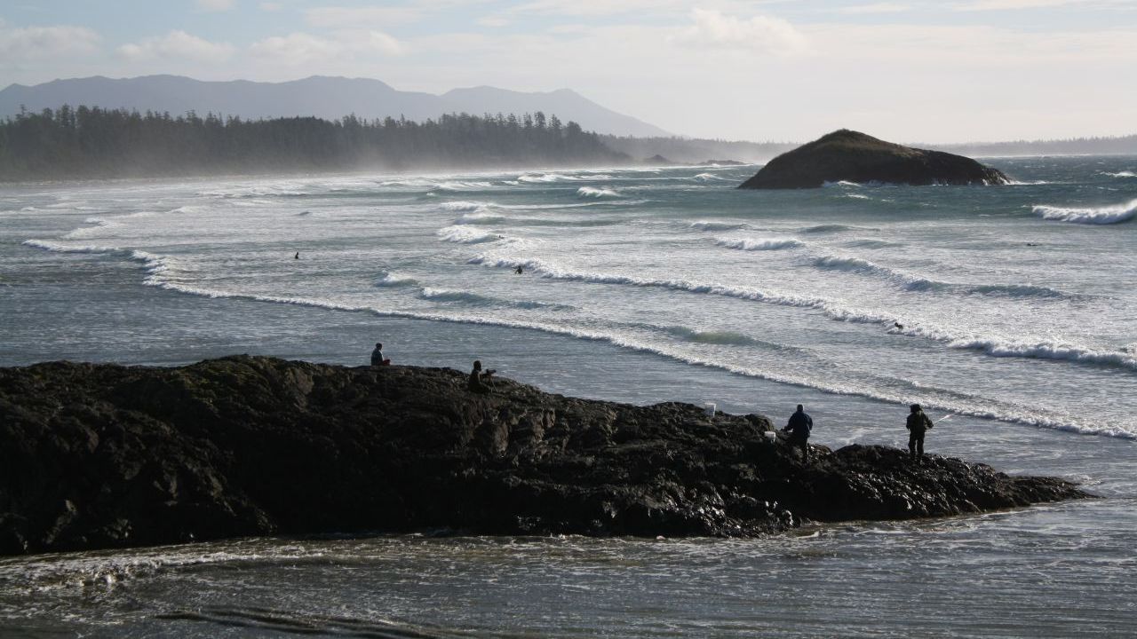 Tofino: Das Fischerdorf auf Vancouver Island ist das Surf-Mekka Kanadas. Beliebte Spots sind Chesterman Beach, Cox Bay, Long Beach, Wickaninnish Beach und Florencia Bay. Frisch ist's am Pazifik immer, daher wird das ganze Jahr über im Wetsuit gesurft. Große Wellen rollen im Winter an. Im Ort gibt's Surfshops, Restaurants, Bars - und samstags einen Handwerksmarkt (von Mai bis Oktober).&nbsp;