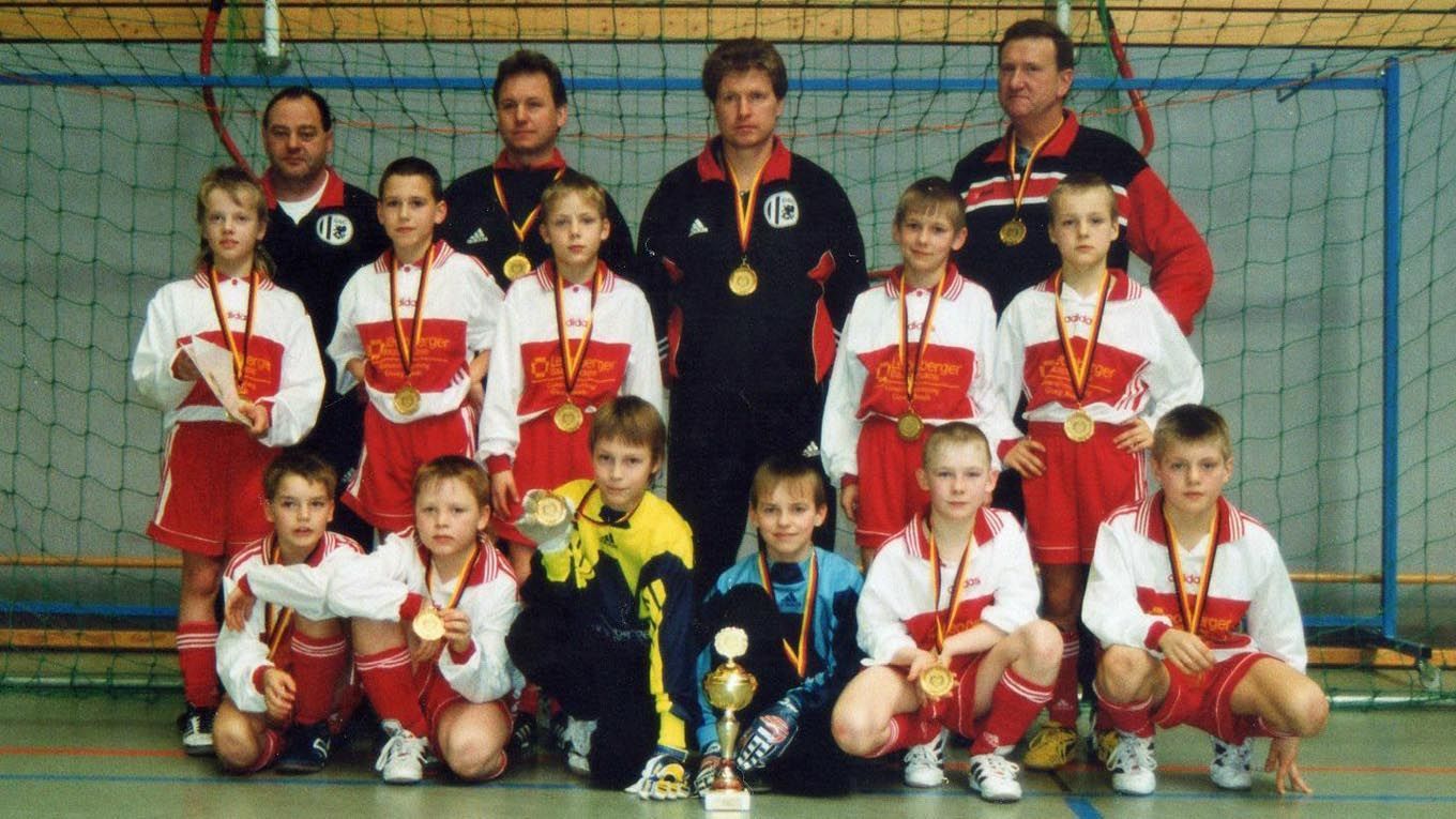 <strong>Jugendfußball in Greifswald</strong><br>Seine ersten fußballerischen Schritte macht der junge Toni Kroos (erste Reihe, ganz rechts) in seiner Heimatstadt beim Greifswalder SC.