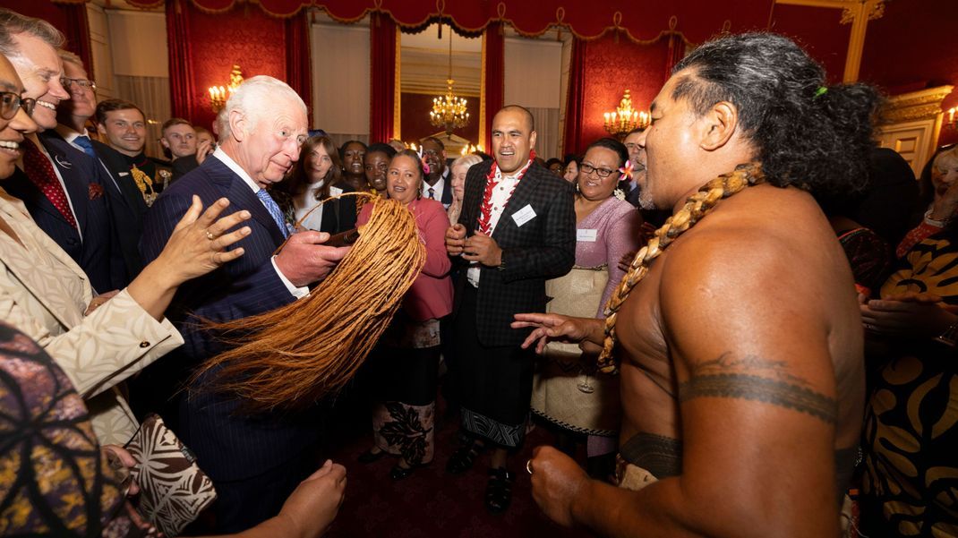 König Charles tanzt mit verschiedenen Vertreter:innen der Commonwealth. Für seine Reise nach Samoa ist er somit bestens vorbereitet.