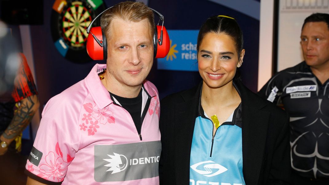 Da soll noch alles gut gewesen sein: Oliver und Amira Pocher bei der Promi-Darts-WM 2023 im Maritim Hotel in Düsseldorf am 07.01.2023.