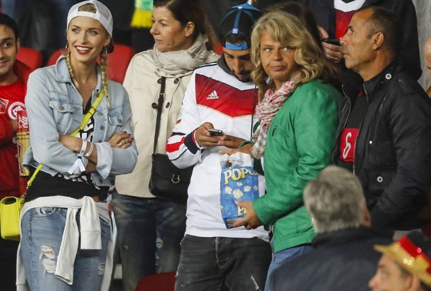 
                <strong>Lena Gercke und die Khediras</strong><br>
                Natürlich sind die Eltern (r.) von Sami Khedira sowie sein Bruder Denny auch im Stadion und drücken die Daumen. 
              