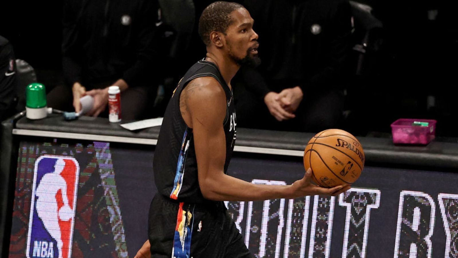 
                <strong>TEAM DURANT: Kevin Durant (Brooklyn Nets)</strong><br>
                 - Punkte: 29,0 - Rebounds: 7,3 - Assists: 5,3 - All-Star-Nominierungen: 11 *wegen Verletzung nicht einsatzbereit
              