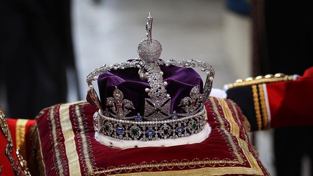 Die Imperial State Crown wird auf dem Balkon nach der Krönungszeremonie getragen – oder auch bei der Parlamentseröffnung.