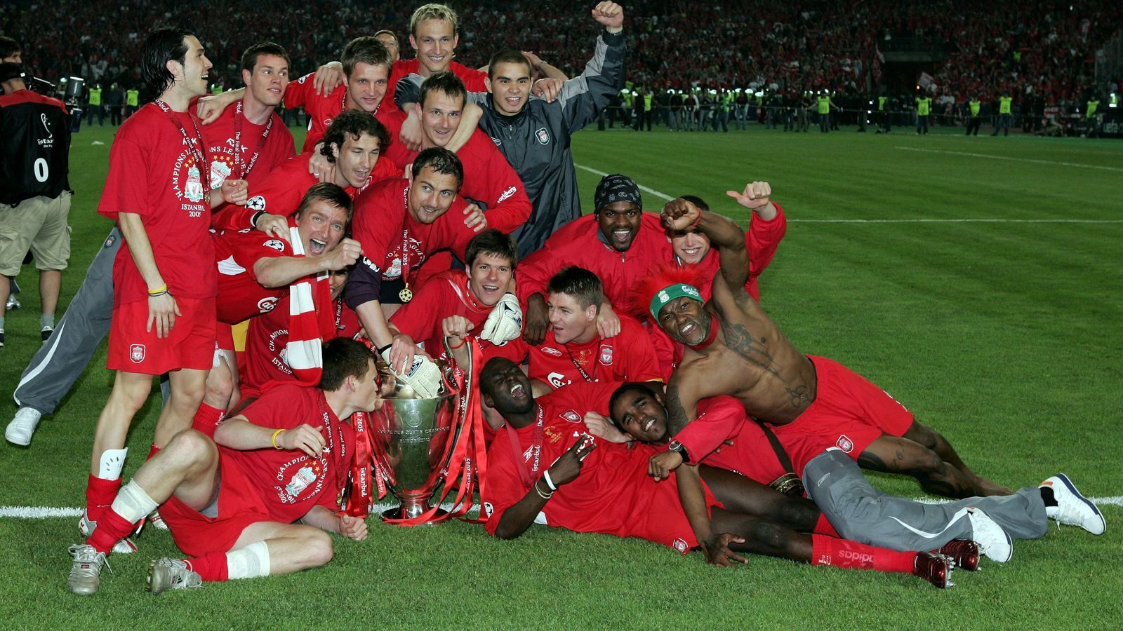 
                <strong>Liverpool schlägt Milan in denkwürdigem Finale</strong><br>
                Der AC Mailand traf im CL-Finale auf den FC Liverpool. Nach einer 3:0-Führung zur Halbzeit für Maldini, Pirlo und Co. gelang den "Reds" mit Steven Gerrard und Xabi Alonso noch die Wende. Im Elfmeterschießen sicherte sich das Team um Trainer Rafael Benitez schließlich den Henkelpott. Auch der deutsche Nationalspieler Dietmar Hamann trug sich in die Torschützenliste ein. 
              