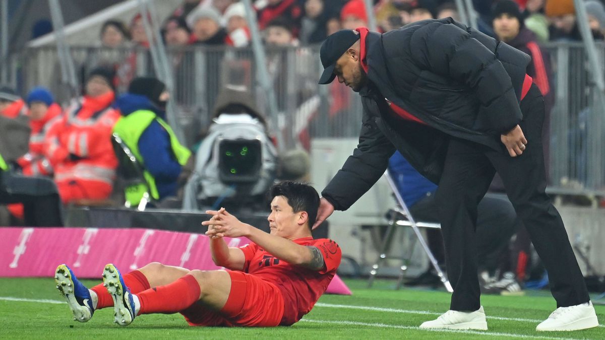 Trainer Vincent KOMPANY (Bayern Muenchen) kuemmert sich um den gestuerzten Minjae KIM (FC Bayern Muenchen). Fussball 1. Bundesliga Saison 2024 2025, 18.Spieltag, Spieltag18 FC Bayern Muenchen - VfL...