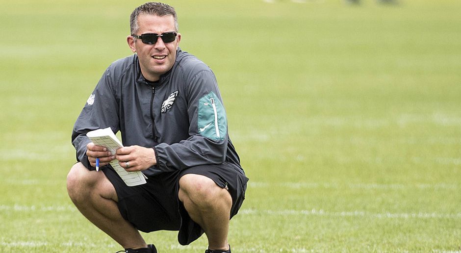 
                <strong>John DeFilippo (Offensive Coordinator Minnesota Vikings)</strong><br>
                Die Minnesota Vikings haben die offene Planstelle des Offensive Coordinator nach dem Abgang von Pat Shurmur zu den New York Giants geschlossen. John DeFilippo, bislang bei den Philadelphia Eagles für die Quarterbacks verantwortlich, übernimmt den Posten an der Seite von Head Coach Mike Zimmer, der den neuen Kollegen lobte: "Er hat viele Erfolge gefeiert und sich als guter Lehrer profiliert. Wir gehen davon aus, dass wir eine gute Chemie haben werden." Für DeFilippo wird es nach den New York Giants, den Oakland Raiders, den New York Jets, den Cleveland Browns und den Eagles die sechste Station in der NFL sein. Bei den Browns war er bereits in der Saison 2015 als OC tätig.
              