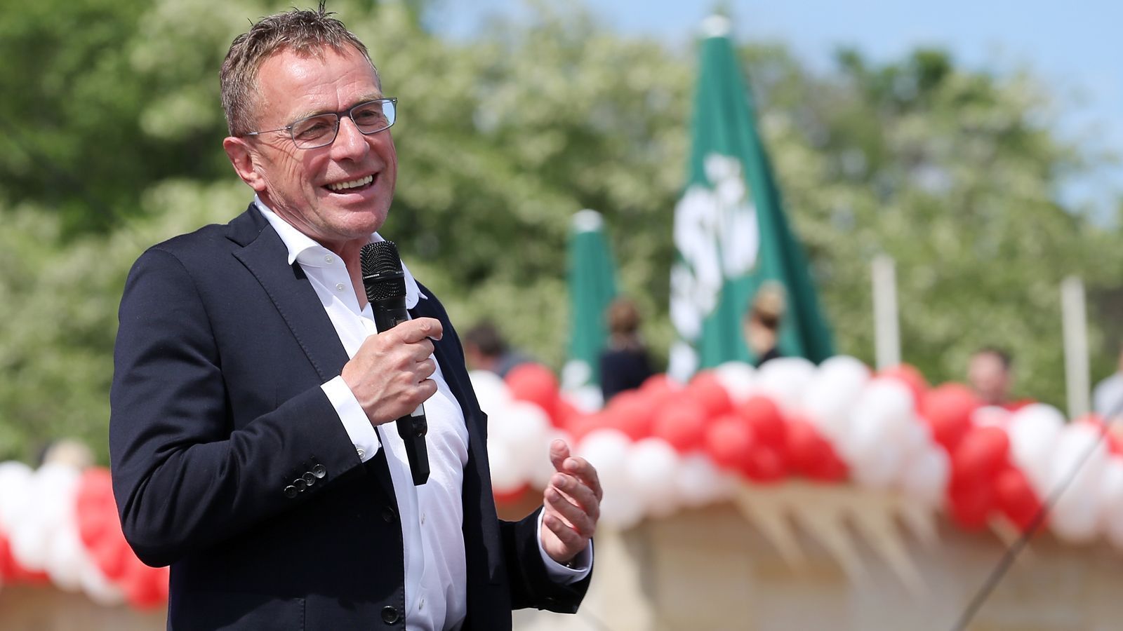 
                <strong>Ralf Rangnick</strong><br>
                Geburtsdatum: 29. Juni 1958 / Ohne Job seit: Juli 2020 / Zuletzt Trainer bei: RB Leipzig (bis Juni 2019)Mit Trainer-Routinier Ralf Rangnick ist derzeit ein Mann ohne Job, der sich in den letzten Jahren vor allem als Mastermind bei RB Leipzig und davor Hoffenheim bewiesen hat. Als Sportdirektor und Interimstrainer führte er etwa die Leipziger in die Bundesliga, verließ den Klub im Sommer 2020. Danach stand ein mögliches Milan-Engagement im Raum und zuletzt wurde der gebürtige Backnanger mit einem möglichen Traineramt bei der Hertha in Verbindung gebracht.
              