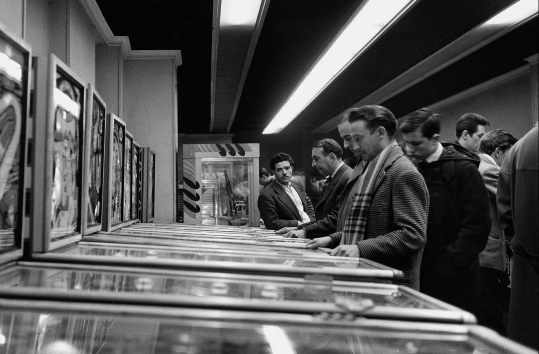 Die wollen nur spielen: Männer in einer Spielhalle 1961 in Paris.