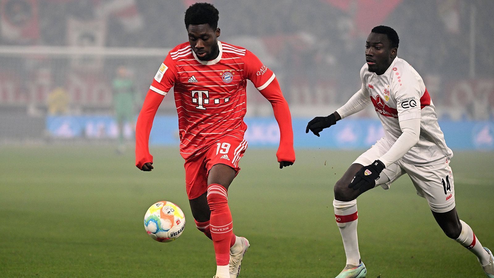 
                <strong>Alphonso Davies</strong><br>
                Davies spielt hinten links deutlich offensiver als Stanisic auf der anderen Seite. Immer wieder zündet er den Turbo, mit seinen Läufen und Pässen öffnet er immer wieder Räume. Davies erschreckt zu Beginn der zweiten Hälfte heftig, als ein Böller in seiner Nähe explodiert. Der Kanadier lässt sich davon aber nicht irritieren und gibt weiter Gas. Beim Anschlusstreffer lässt er allerdings Tiago Tomas flanken. ran-Note: 
              