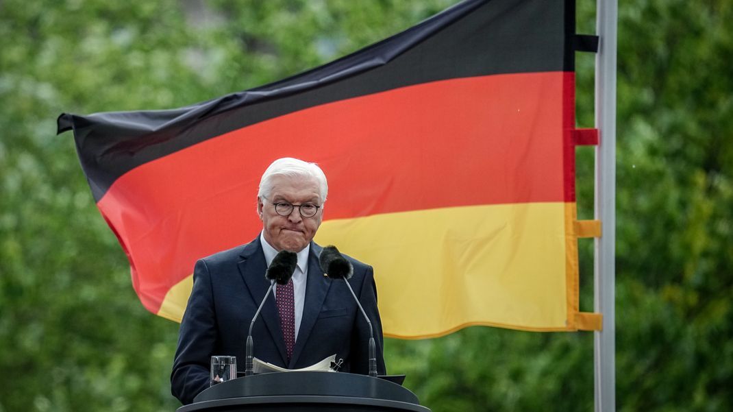 Bundespräsident Frank-Walter Steinmeier spricht beim Staatsakt zu "75 Jahre Grundgesetz".