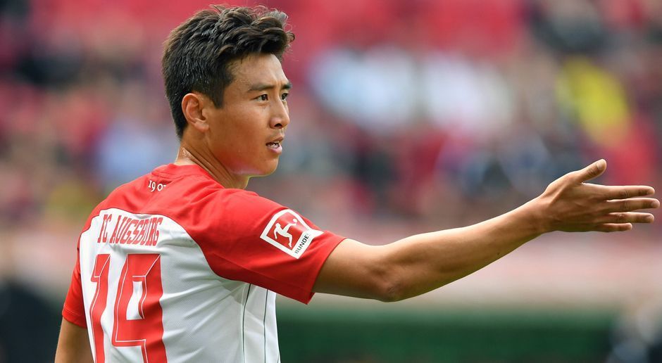 
                <strong>Ja-Cheol Koo (FC Augsburg)</strong><br>
                Seit siebeneinhalb Jahren verdient Ja-Cheol Koo sein Geld in der Bundesliga. Für Wolfsburg, Mainz und seinen aktuellen Verein Augsburg steht er in 185 Bundesliga-Spielen auf dem Platz. Dabei netzt er 26 Mal ein. Beim FCA genießt der fleißige Mittelfeldspieler eine hohe Wertschätzung, erst kürzlich führt er das Team als Kapitän aufs Feld.
              