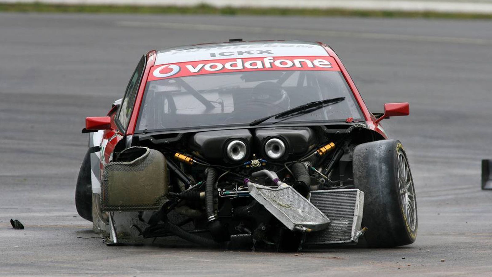 
                <strong>Ickx - Hockenheim 2006</strong><br>
                Hockenheim 2006: Vanina Ickx (Audi) sitzt noch in ihrem zerstörten Fahrzeug, kommt aber mit dem Schrecken davon.
              