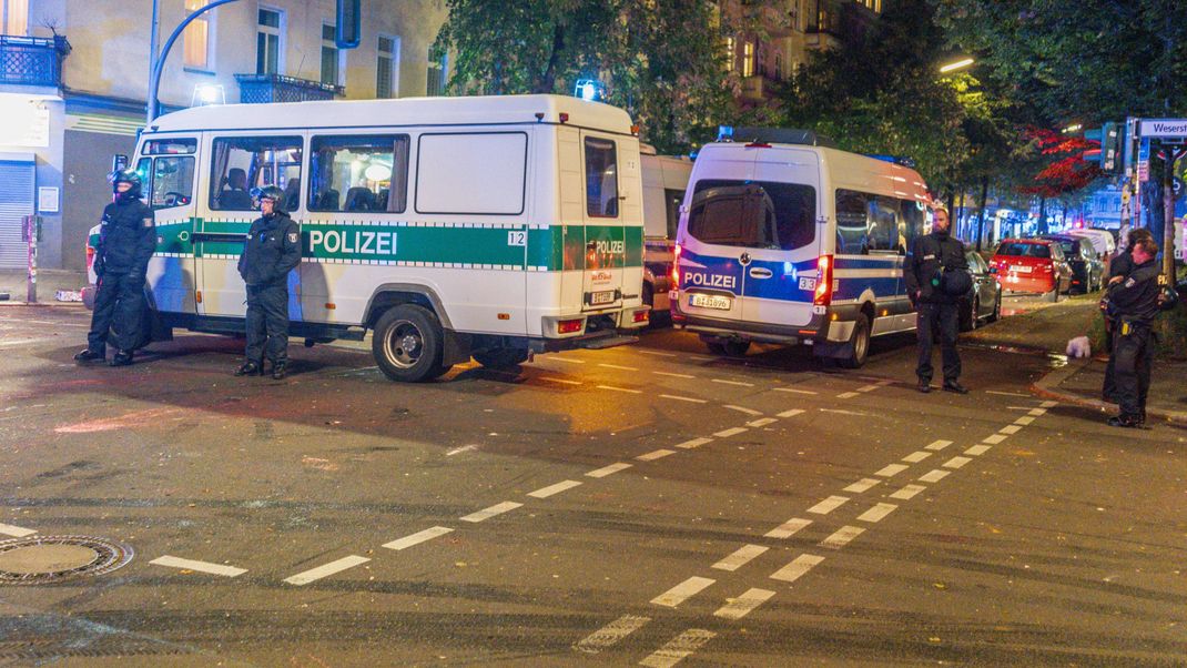 Schwere Krawalle in Neukölln am Jahrestag des Massakers der Hamas am 7. Oktober.