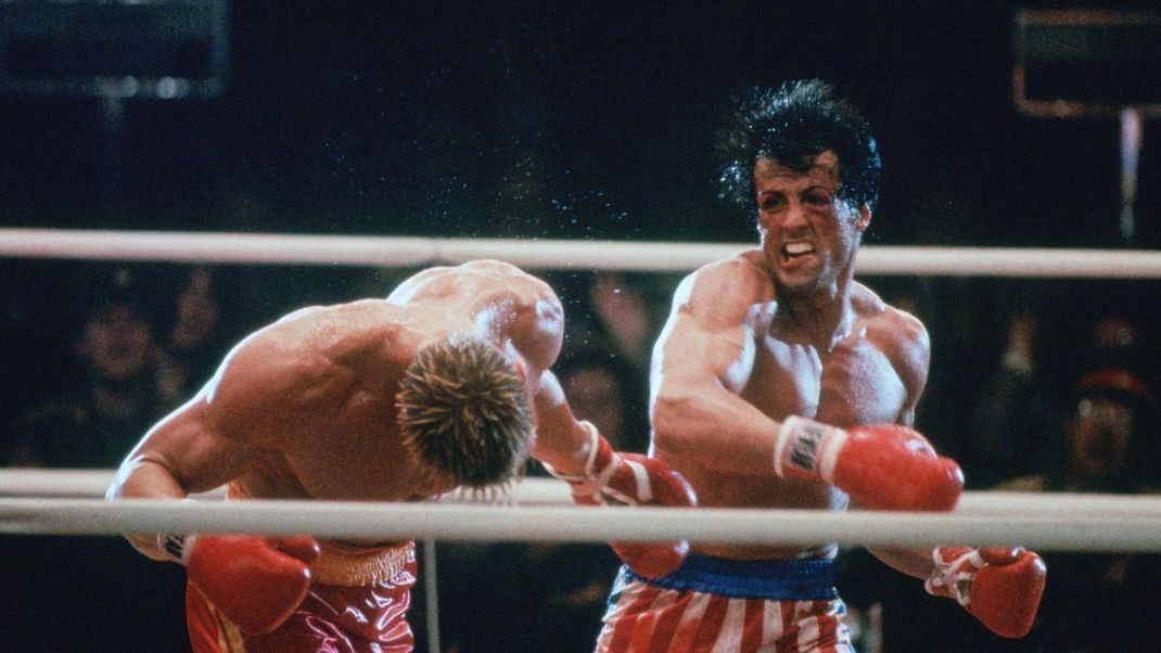 Im Film "Rocky IV" zerquetschte Ivan Drago (Dolph Lundgren, links) fast Rockys (Sylvester Stallone, rechts) Herz und brachte ihn auf die Intensivstation.