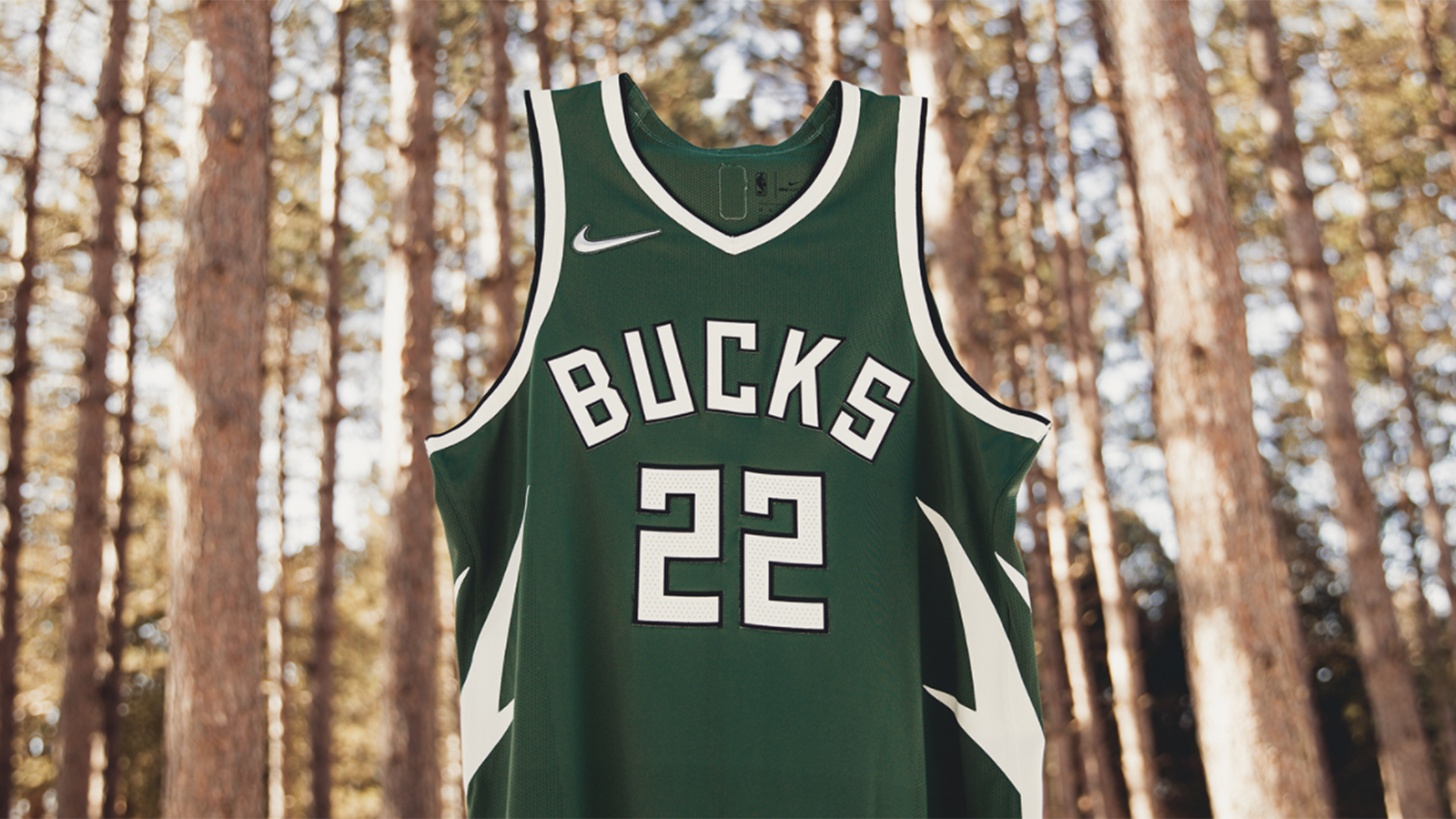 
                <strong>Milwaukee Bucks</strong><br>
                Ganz klassisch kommen die neuen Jerseys der Bucks daher. Der gewohnte Grünton mit weißer Schrift, allerdings sind die seitlich angelegten Hirschgeweihe neu und durchaus ein Hingucker. 
              