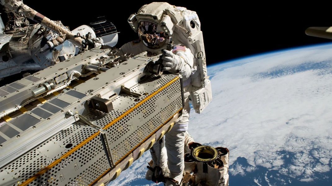 NASA-Astronaut Woody Hoburg arbeitet 2023 außenbords der ISS.