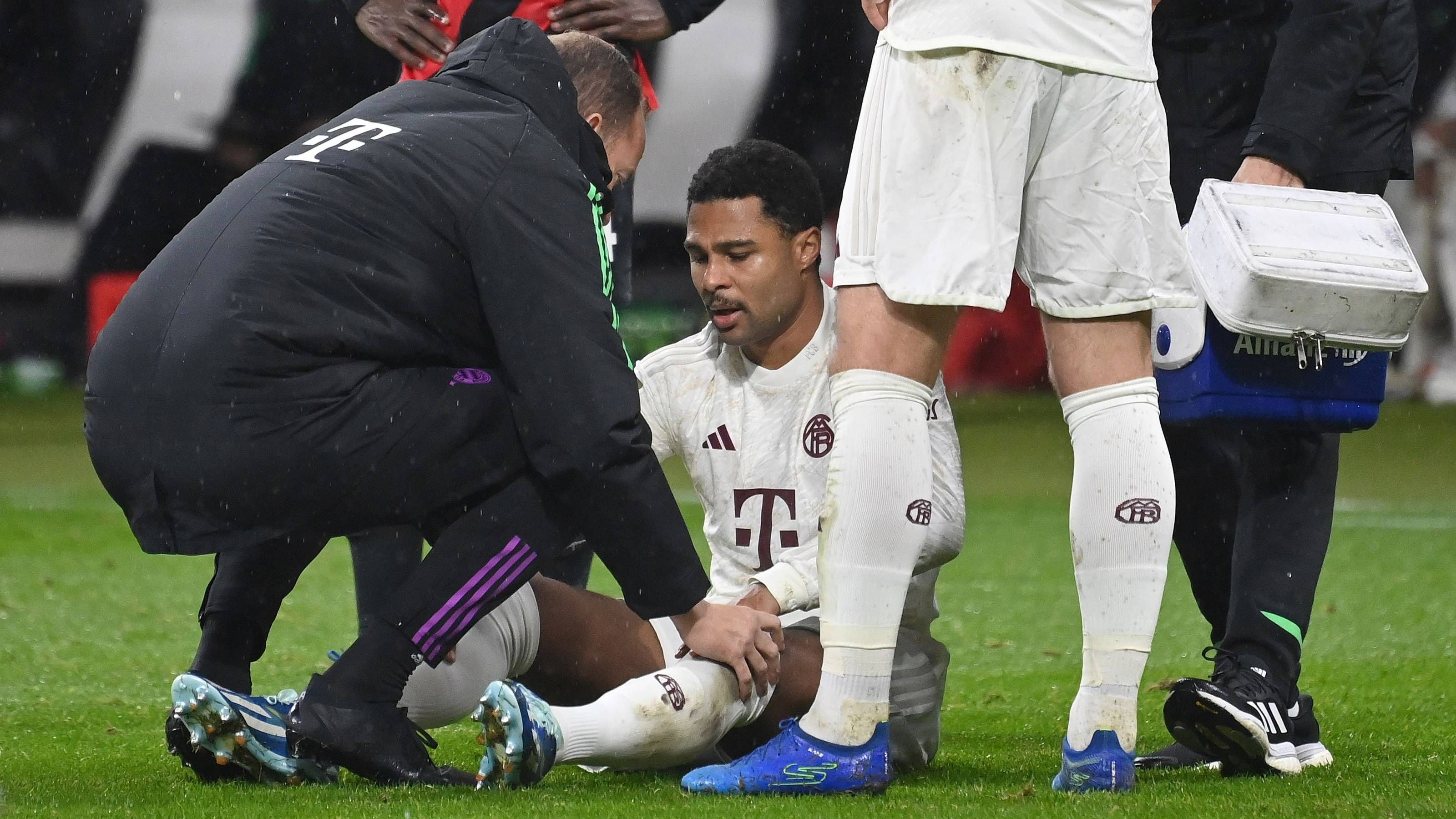 <strong>Gnabry-Comeback verzögert sich: Bayerns irre Krankenakte 2023/24</strong><br>Bayerns ohnehin dünn besetzter Kader muss nun noch länger ohne Serge Gnabry auskommen, dessen Comeback sich laut "Bild" verschiebt. Neben Gnaby fehlen dem FCB derzeit zahlreiche Stars verletzungsbedingt.&nbsp;<em><strong>ran</strong></em> zeigt die unglaubliche Krankenakte des Münchner Kaders in der Saison 2023/24. (Stand: 30. Januar 2024/Quelle: transfermarkt.de)