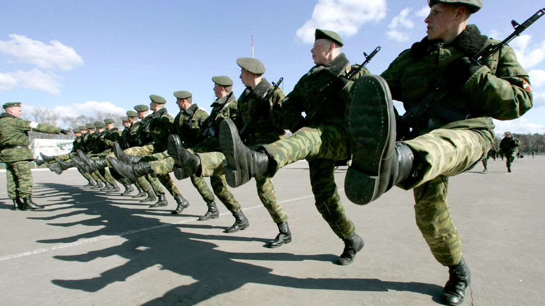 Russische Soldaten sollen ihre eigenen Kameraden erschießen, wenn diese versuchen, sich von der Front zurückzuziehen.