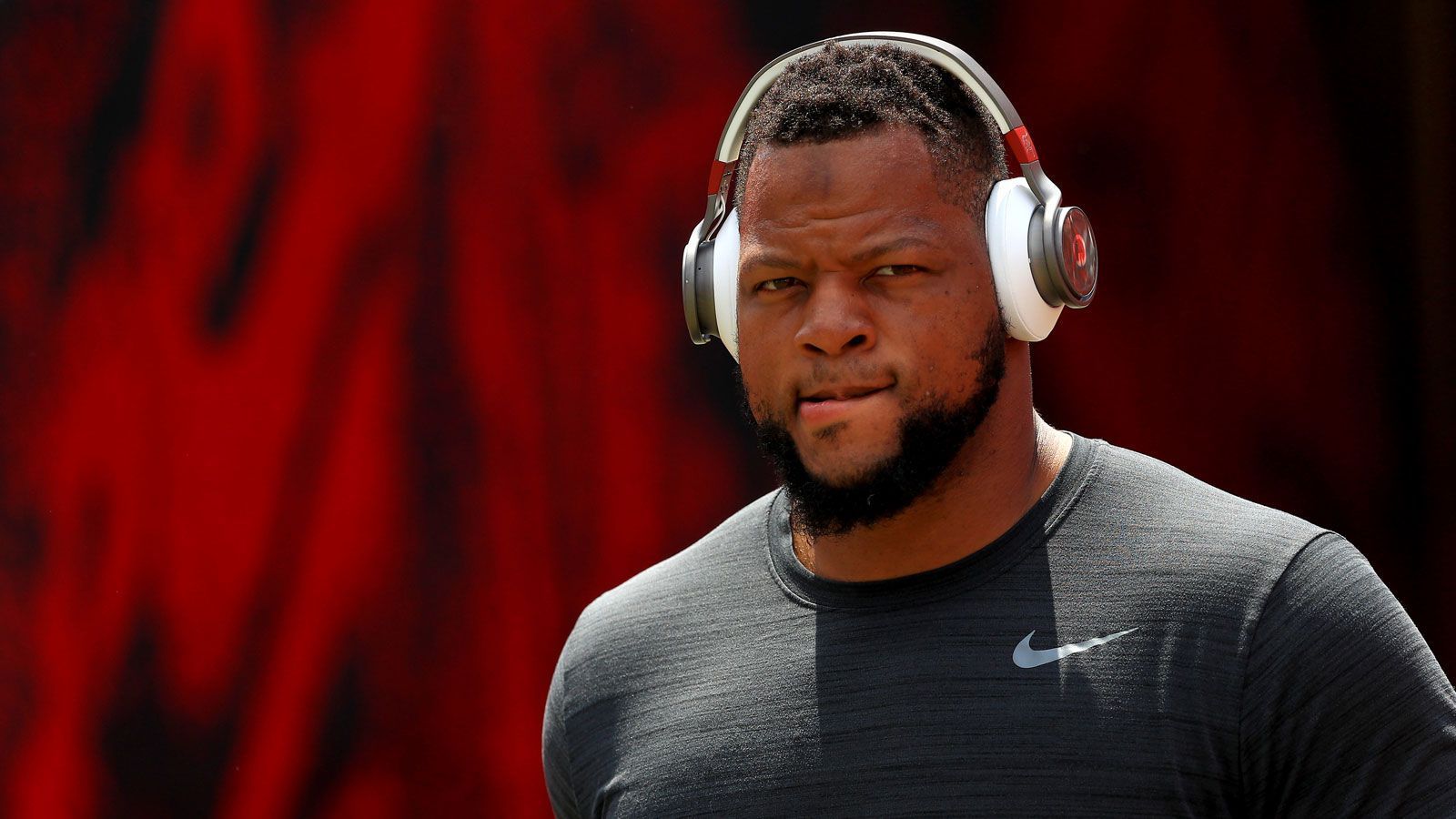
                <strong>Top-Deals 2015</strong><br>
                Defensive End Ndamukong Suh (Foto) schloss sich für sechs Jahre den Miami Dolphins an und wurde für seine Dienste mit insgesamt 114,375 Millionen Dollar entlohnt (77,955 Millionen Dollar garantiert). Der Fünfjahres-Vertrag von Cornerback Darelle Revis bei den New York Jets hatte ein Gesamtvolumen von 70,121 Millionen Dollar (39 Millionen Dollar garantiert). Hinter Revis reihte sich Wide Receiver Jeremy Maclin ein, der von den Kansas City Chiefs mit einem Kontrakt über fünf Jahre und einem möglichen Gehalt von 55 Millionen Dollar (22,5 Millionen garantiert) ausgestattet wurde.
              