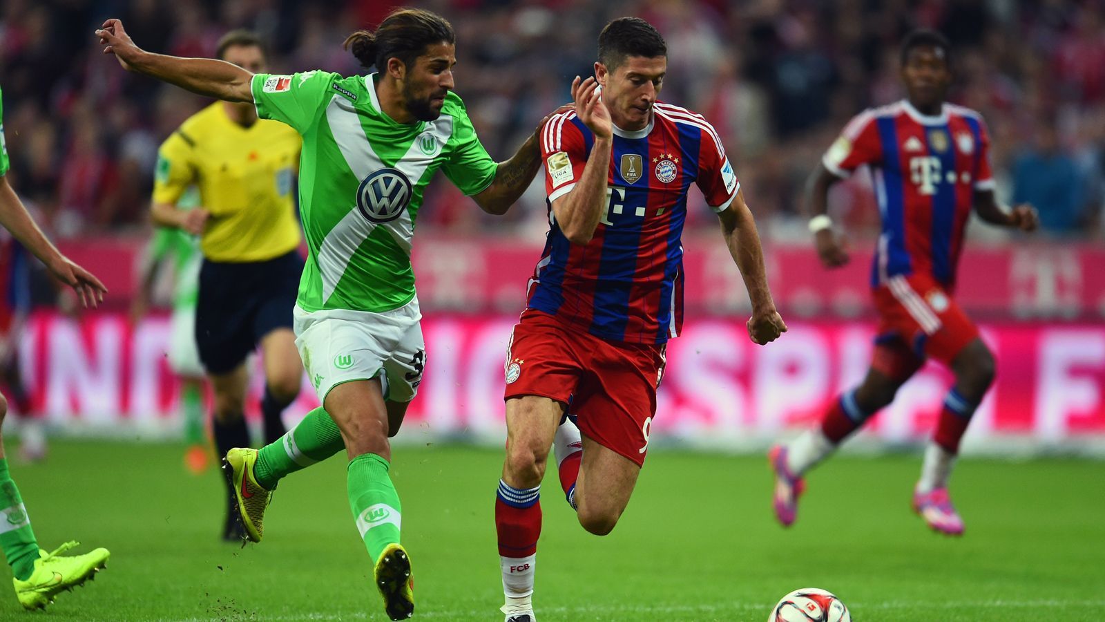 
                <strong>Bundesliga-Debüt gegen Wolfsburg</strong><br>
                Zum ersten Mal für die Bayern in der Bundesliga stürmte Lewandowski am 22. August 2014, damals im Heimspiel gegen Wolfsburg. Beim 2:1-Sieg des FCB gegen die "Wölfe" blieb der Stürmerstar noch ohne eigenen Treffer, steuerte aber immerhin eine Vorlage bei. 
              