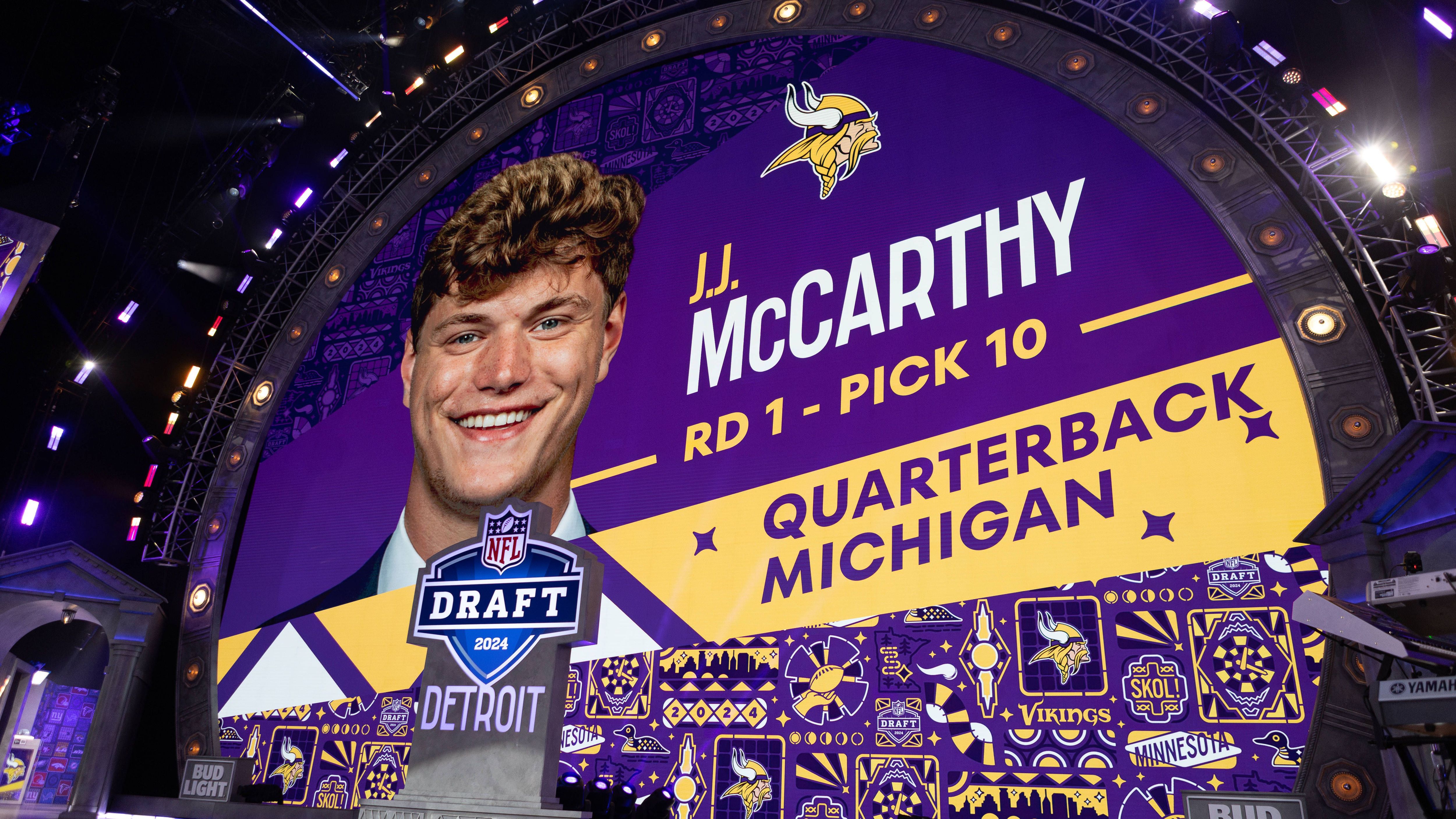 <strong>Minnesota Vikings</strong><br>Den Quarterback (JJ McCarthy), den sie wollten und den Pass Rusher (Dallas Turner), den sie wollten. Für die Vikings lief in Runde eins alles nach Plan. Auch weil Turner wohl als der zweitbeste Pass Rusher des Drafts galt. Dafür folgten aber auch zwei Runden ohne Picks. In den späteren Runden folgte noch ein neuer Starting-Kicker (Will Reichard) und vor allem Tiefe in O- und D-Line. Gelungene drei Tage.<br><em><strong>ran-Note: 2</strong></em>