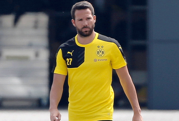 
                <strong>Borussia Dortmund</strong><br>
                BVB-Neuzugang Gonzalo Castro blickt in seinem neuen Outfit noch etwas skeptisch drein
              
