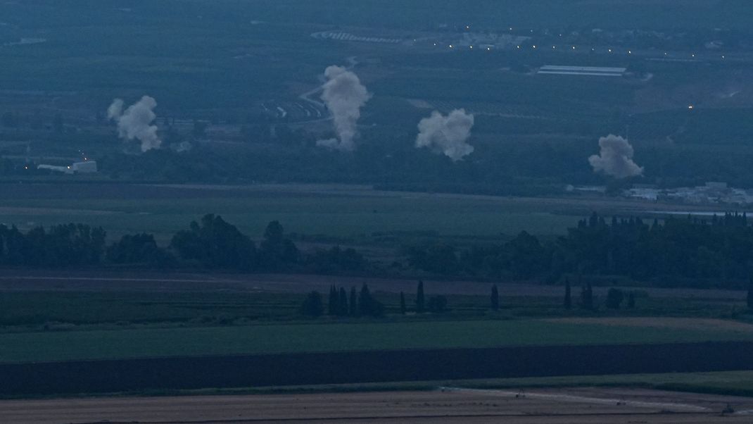 Die libanesische Hisbollah schickt in der Nacht Dutzende Raketen in den Norden Israels.