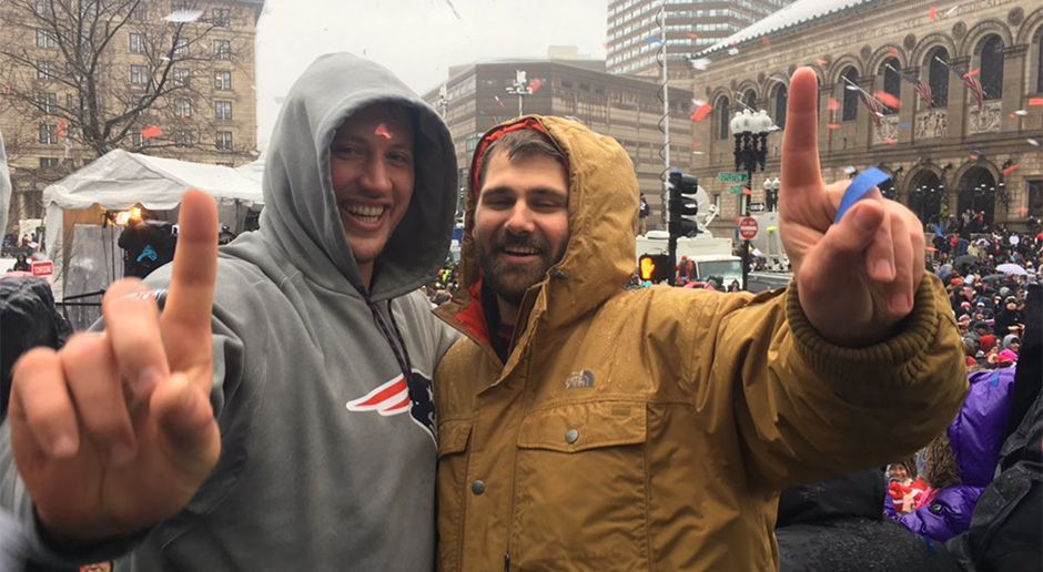 
                <strong>New England Patriots Super-Bowl-Parade</strong><br>
                Mit dabei ist selbstverständlich auch Sebastian Vollmer. Der deutsche Tackle steht auch im nächsten Jahr beim Super-Bowl-Sieger aus Foxborough unter Vertrag.
              