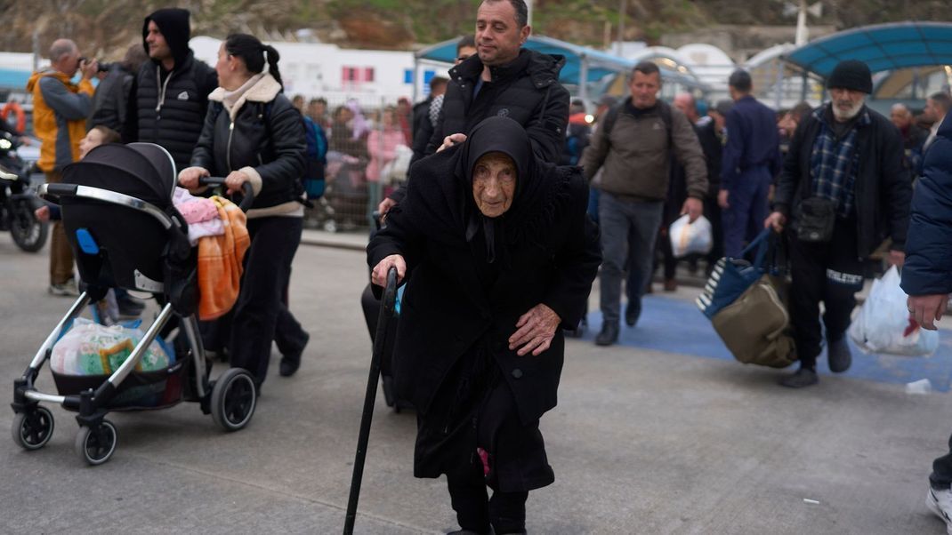 Die 94-jährige Flora auf dem Weg zur Fähre zum griechischen Festland.