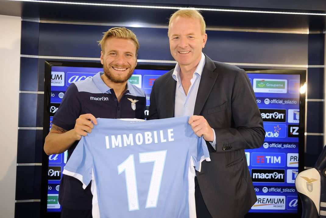 Der damalige Lazio-Präsident Igli Tare (r.) stellt Ciro Immobile vor.