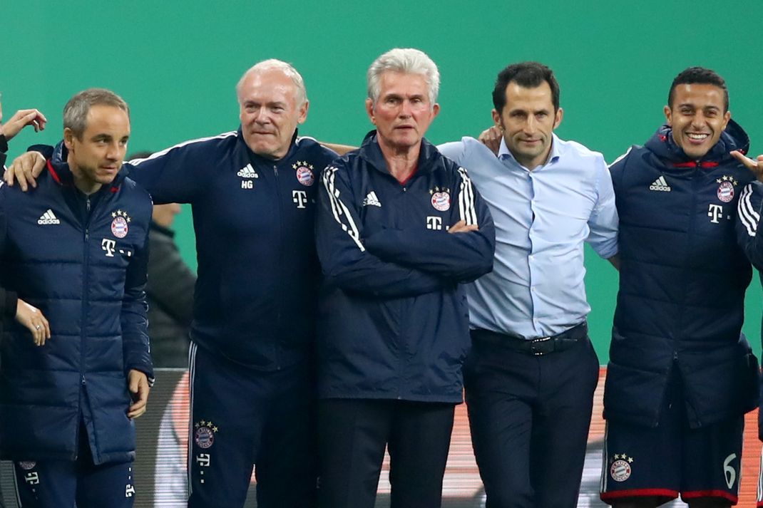 LEIPZIG, GERMANY - OCTOBER 25:  (L-R) Teamdoctor Volker Braun, assistent coach Hermann Gerland, head coach Jupp Heynckes, sporting director Hasan Salihamidzic and Thiago Alcantara of Bayern Muenchen stand together during the penalty shot-out   of to the DFB Cup round 2 match between RB Leipzig and Bayern Muenchen at Red Bull Arena on October 25, 2017 in Leipzig, Germany.  (Photo by Alexander Hassenstein/Bongarts/Getty Images)